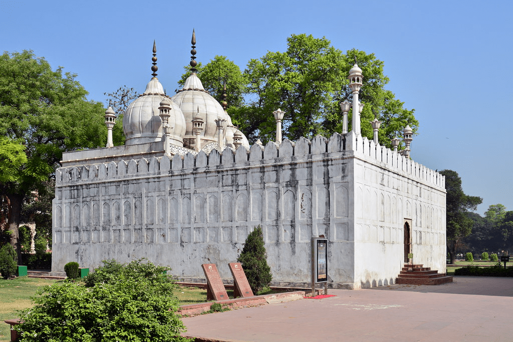 Moti Masjid reflecting religious continuity inside Red Fort complex